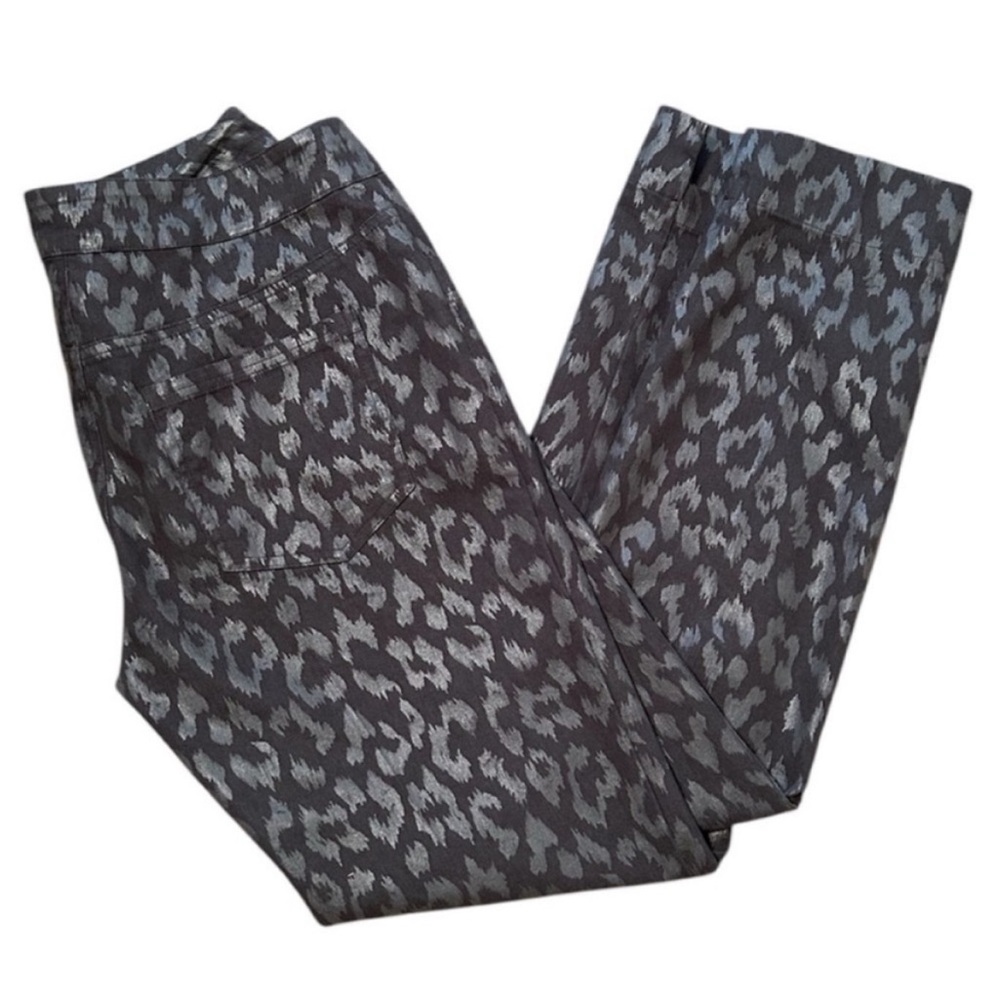 🌺 Women's Gray Leopard Print Wide-Leg Pants